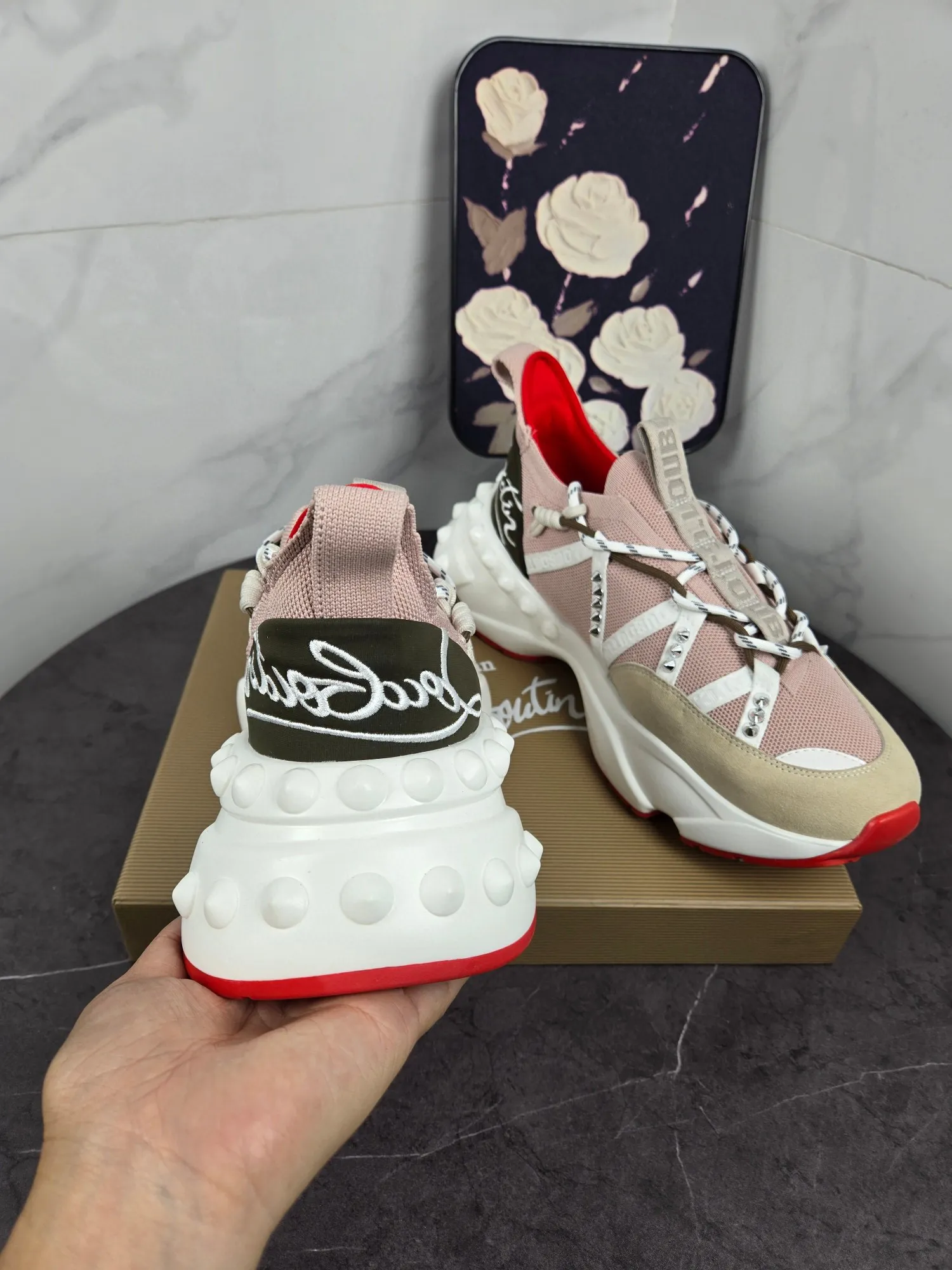 💰¥680 Original item from trendy brand Chri*stian loubou*tin, the latest series of CL red-soled shoes for casual couples. The upper is made of imported Lycra + high-density breathable fly weave, and the environmentally friendly high-elastic suction mold pad will never delaminate. The outsole is made of super non-slip and wear-resistant PU + vacuuming. Two-color combination Size: Female 35-43 Male 38-47 Comes with handbag, card, shoehorn" full package (Female 41 42 43 men 46 47 customized)